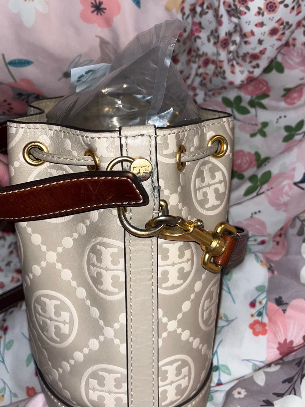 Tory Burch Cream Longan T monogram Bucket Bag - Picture 11 of 14